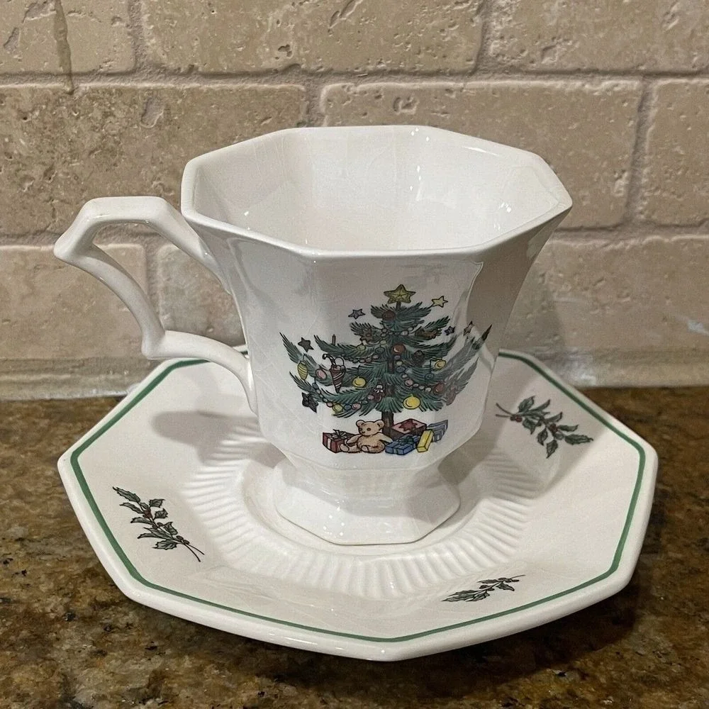 Nikko Christmas Tree Christmastime Coffee Cups w‎ Match Saucers Ceramic Set Of 2